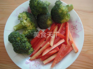 香橙黑椒沙拉牛排的做法步骤：2