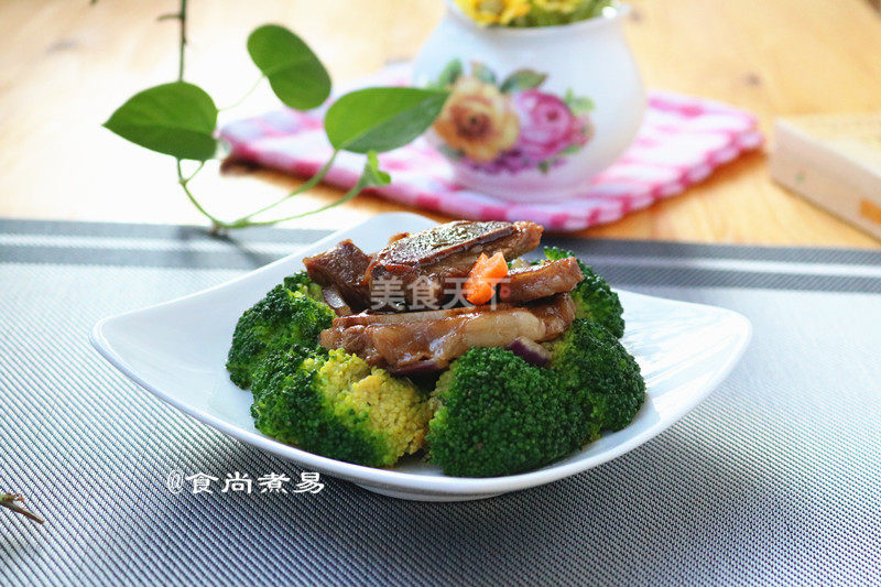 西兰花洋葱牛仔骨的做法