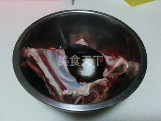 【黑椒烤牛排骨】——做法超简单的美味牛排骨的做法步骤：1