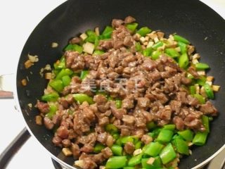 孜然牛肉丁炒甜豆  ★口口牛排 3的做法步骤：8