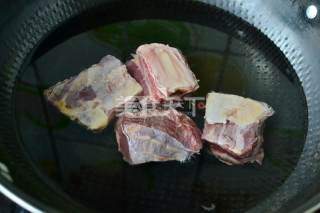 淮山薏仁煲牛排的做法步骤：2