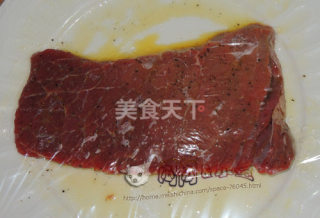 不锈钢平底锅也能煎出美味西冷牛排，悄悄告诉你小秘诀哦的做法步骤：1