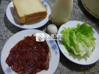 鸡蛋牛排三明治的做法步骤：1
